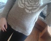 Šviesus megztinis su gėle