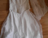 Balta proginė suknelė iš dviejų dalių su šaliu