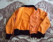 Ryškus oranžinis bluzonas su kišenėmis