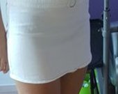 balta labai grazi trumpa suknele