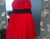 Pusta raudona suknele