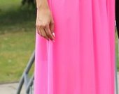 ryški rožinė suknelė