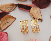 18K aukso geometriniai Versace stiliaus auskarai