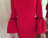 Raudona suknelė plačiomis rankovėmis 