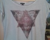 Pilkos spalvos marškinėliai su trikampiais