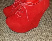 Raudoni platforminiai batai