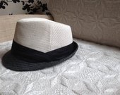 Baltai juoda Aprangos galerijos kepurė