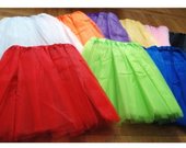 Įvairių spalvų tiulio sijonėliai merginoms