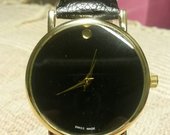 Juodas laikrodis su taškeliu