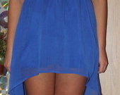 mėlyna į galą ilgėjanti suknelė