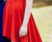 Raudona asimetrinė suknelė