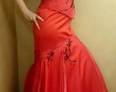Gundančio silueto raudona suknelė