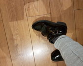 Lakuoti juodi batai