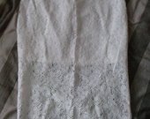 Baltas, neriniuotas sijonas