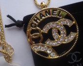 Chanel grandinele su pakabuku LOGO