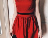 ryški raudona suknelė