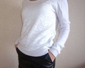 Baltas grazus megztinis