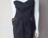 Stilinga juoda suknelė su kišenėmis