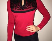 Raudonas neriniuotas megztinis