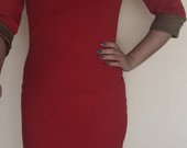 Pusilgė raudona suknelė
