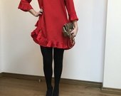 Raudona suknele su raukinukais