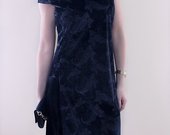 juoda veliurine suknelė