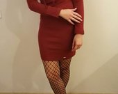 Raudona suknele su raistukais