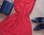Raudona klasikinė suknutė