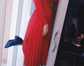 Raudona, puošni suknelė