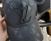 LV kepure su snapeliu