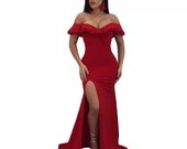 Raudona ilga proginė suknelė