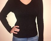 Juodas megztinis su iškirpte "chokerio" stiliaus