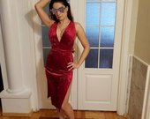 Raudona veliūrinė suknelė