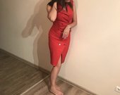 Raudona suknelė su švarkeliu