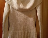 Baltas megztinis su aukštu kaklu