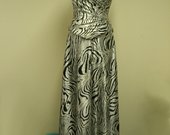 Vienetinė ilga korsetinė suknelė su pelerina