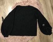 Juodas megztinis pūstomis rankovėmis