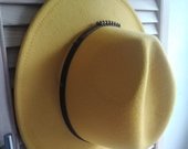 Nauja geltona skrybėlė 