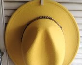 Nauja geltona skrybėlė 