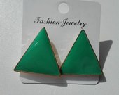Trikampiai žali auskarai su aukso detalėmis