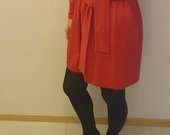 Raudona "pūkuota" suknelė