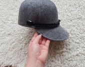 Pilka kepurė su snapeliu