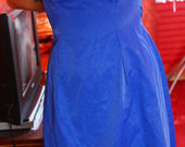 Slidžios medžiagos ryškiai mėlyna suknelė