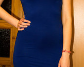 Ryškiai mėlyna aptempta suknelė