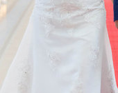 Vestuvinė suknelė su gilia iškirpte nugaroje