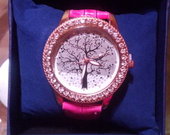 Rožinis laikrodis su medžiu