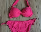 Ryškiai rožinis maudymosi kostiumėlis