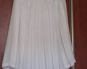 baltas klostuotas sijonas