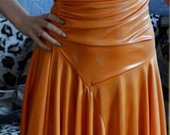 Puošni blizgios oranžinės spalvos suknelė