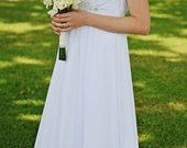 Balta ilga suknelė